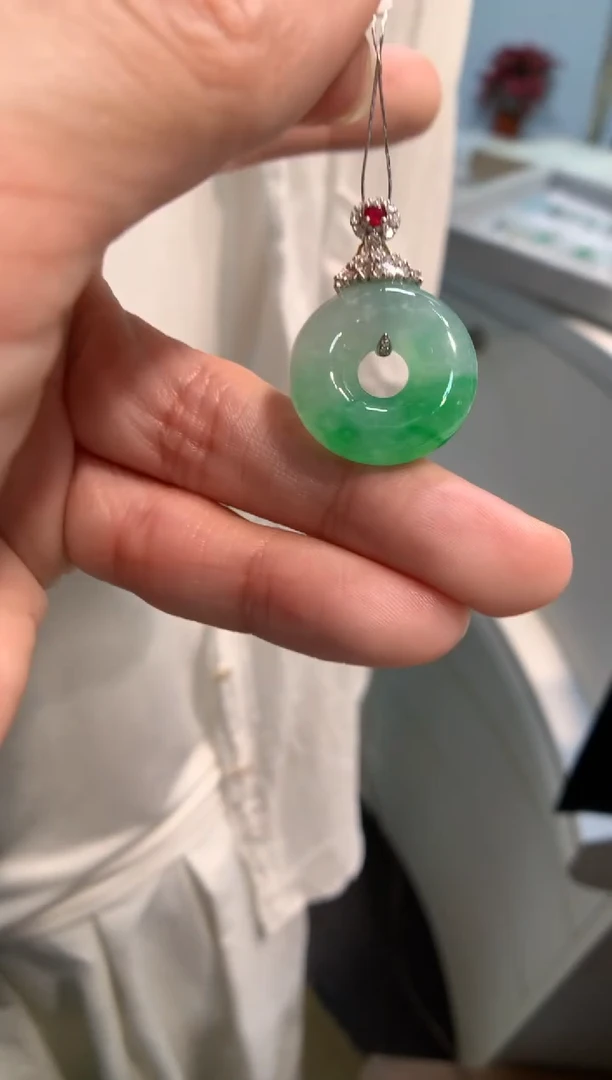 颈饰18K金镶嵌翡翠甜甜圈