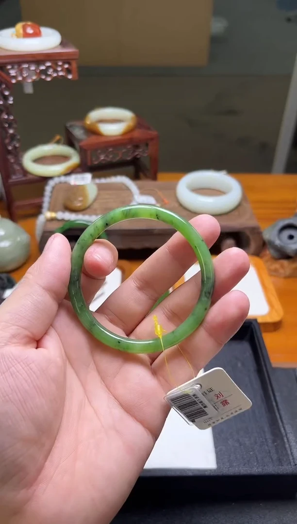 未镶嵌手镯和田玉俄料爆米花 57+圈