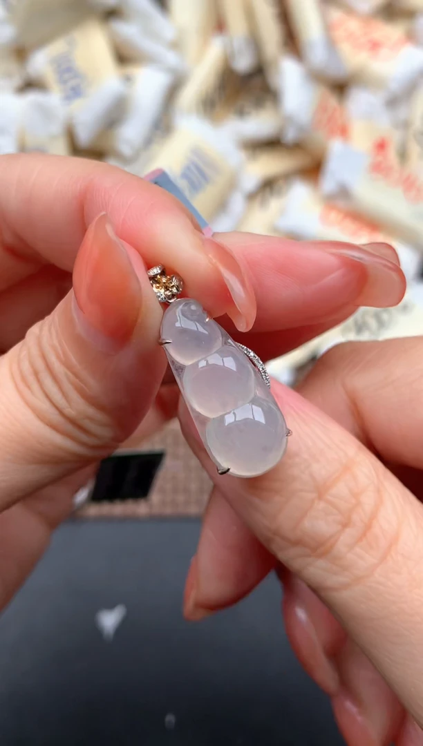 18K金镶嵌挂件翡翠一