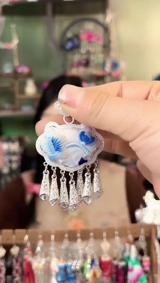 彩云南阁非遗老绣苗银饰品375