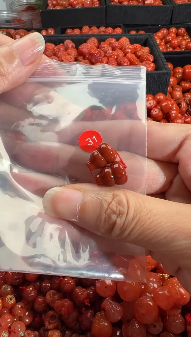 南红玛瑙未镶嵌颈饰1