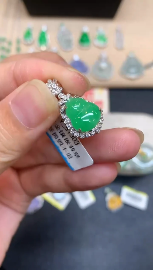 颈饰18K金镶嵌翡翠葫芦【无服务费