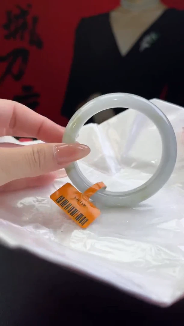 【闪购商品】翡翠手镯未镶嵌6翡翠手镯(微瑕）