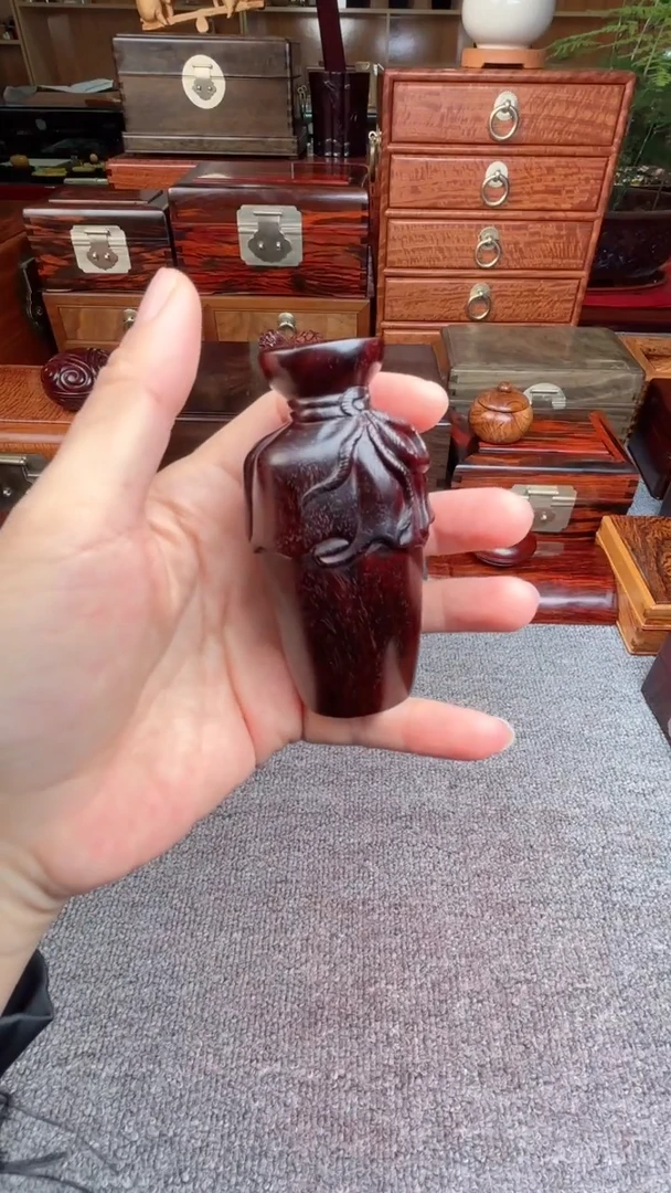 老板娘推荐小叶雕刻花瓶