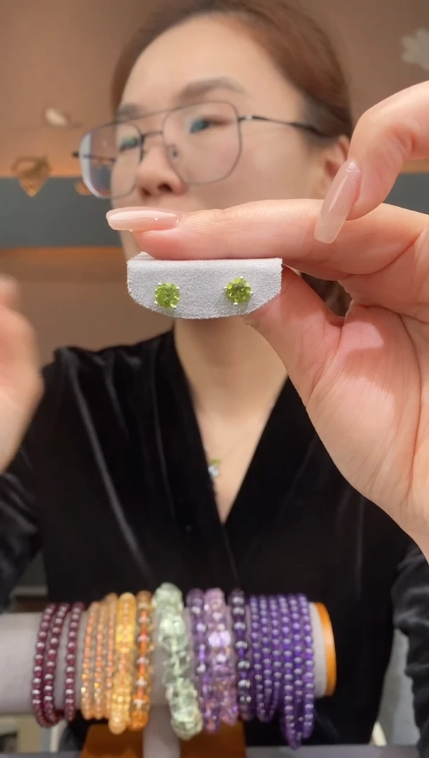 【闪购商品】橄榄石耳钉银S925镶嵌橄榄石耳钉