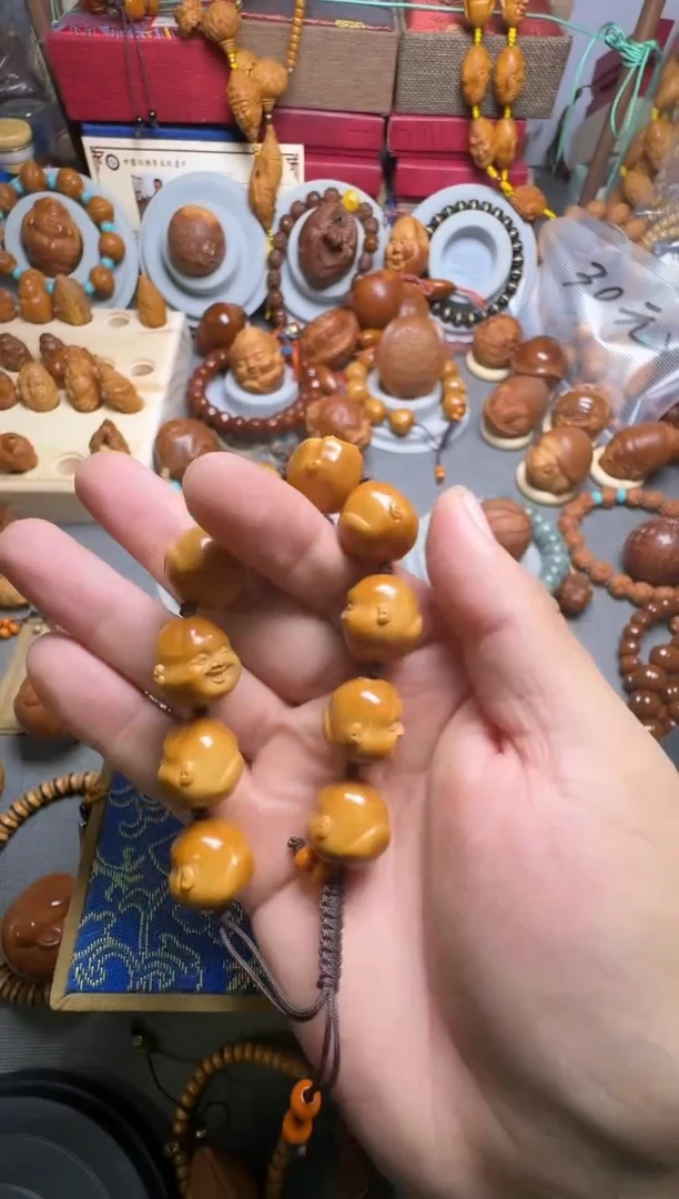 手串橄榄核开心的