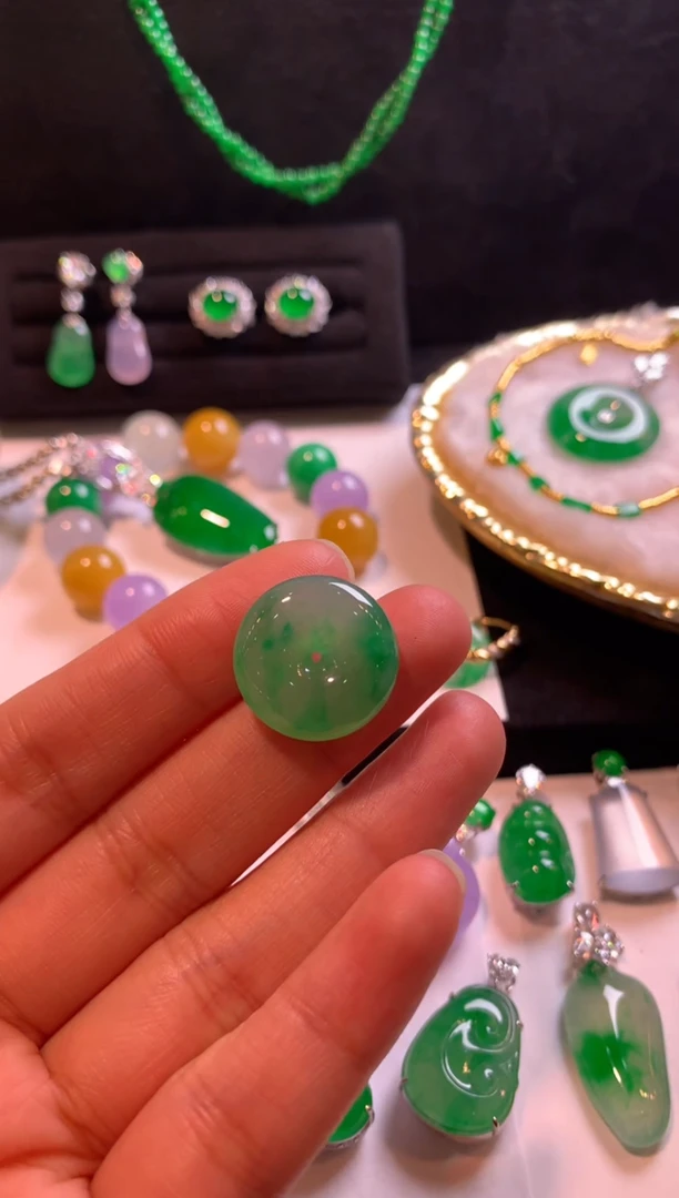 颈饰未镶嵌翡翠平安扣