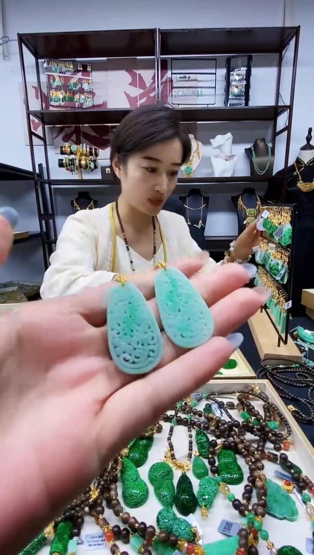 颈饰未镶嵌翡翠耳饰