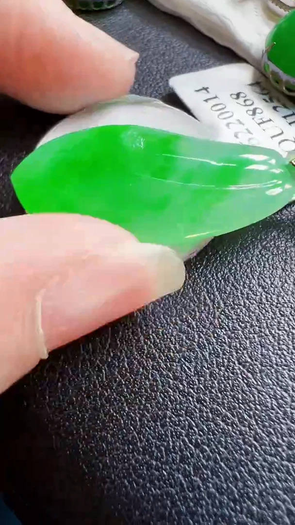 颈饰18K金镶嵌翡翠瓜