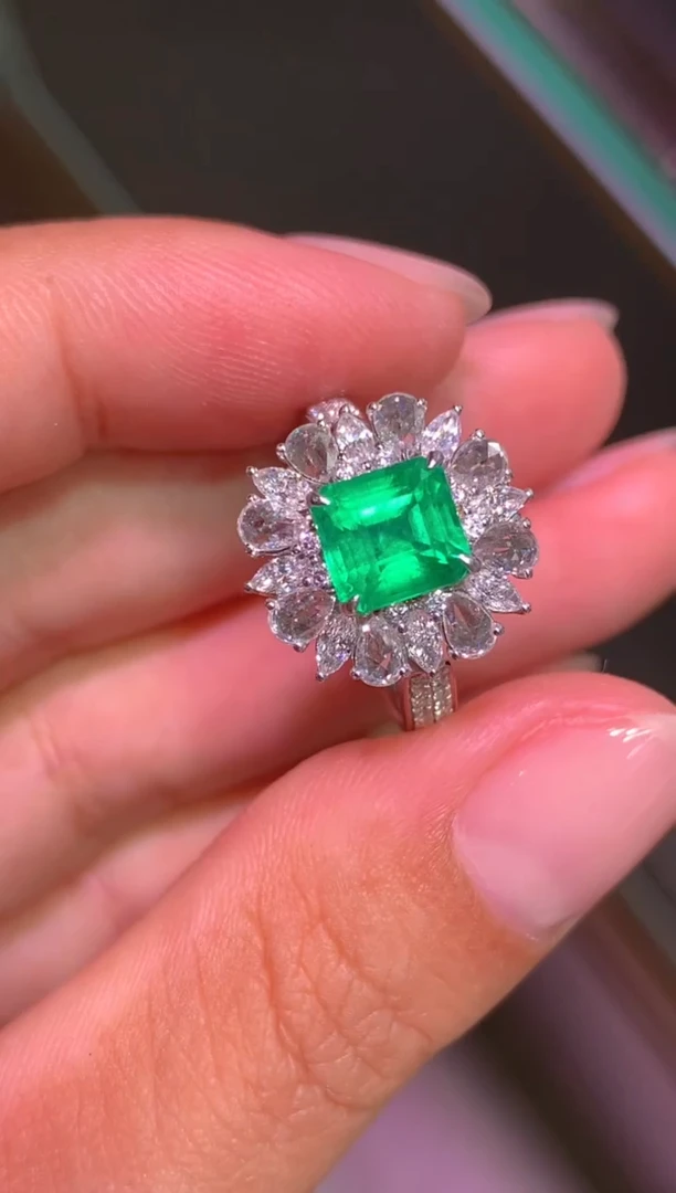 18K金镶嵌戒指祖母绿1.3CT