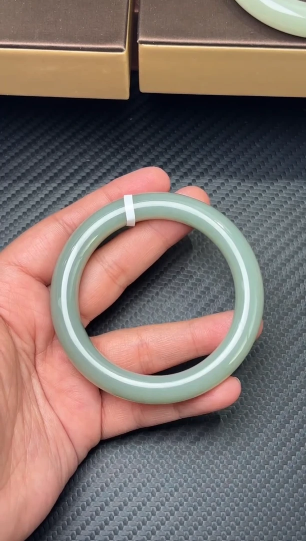 未镶嵌手镯和田玉大**丑且末微色差近矿55j