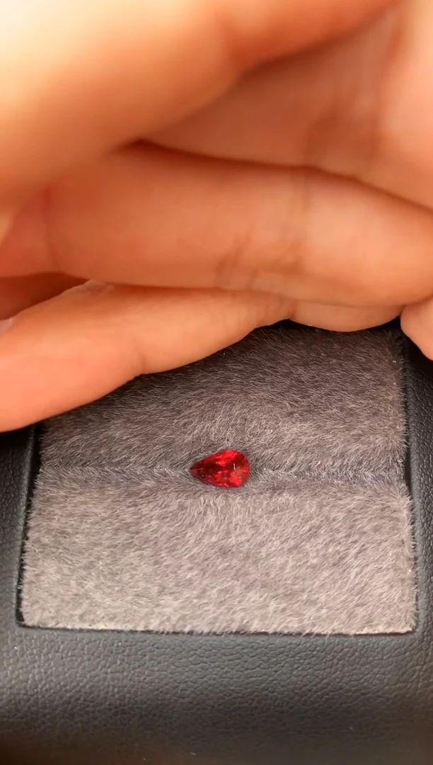 未镶嵌裸石定制尖晶石水滴型 红色调 0.92ct
