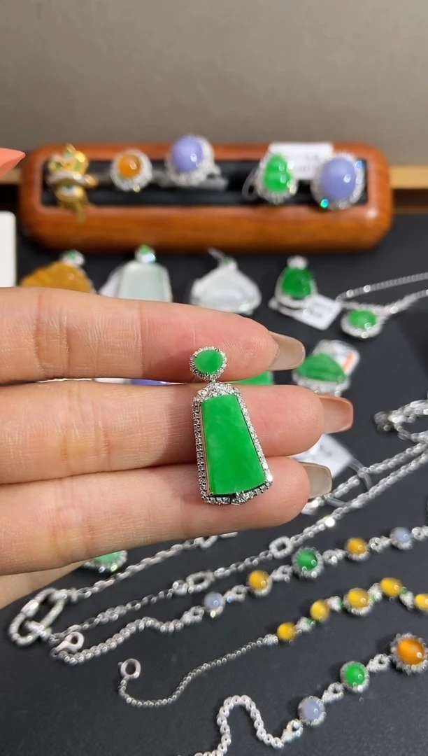 【闪购商品】翡翠颈饰18K金镶嵌吊坠