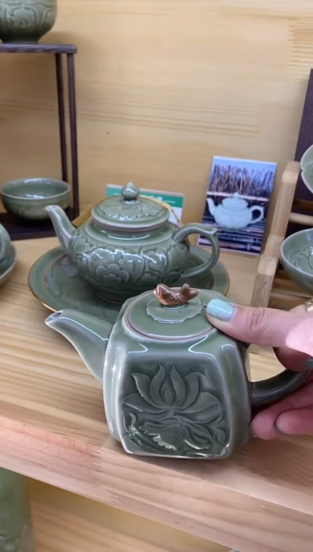 【闪购商品】021540微瑕手工刻花荷香茶壶