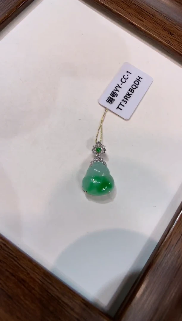 颈饰18K金镶嵌翡翠葫芦
