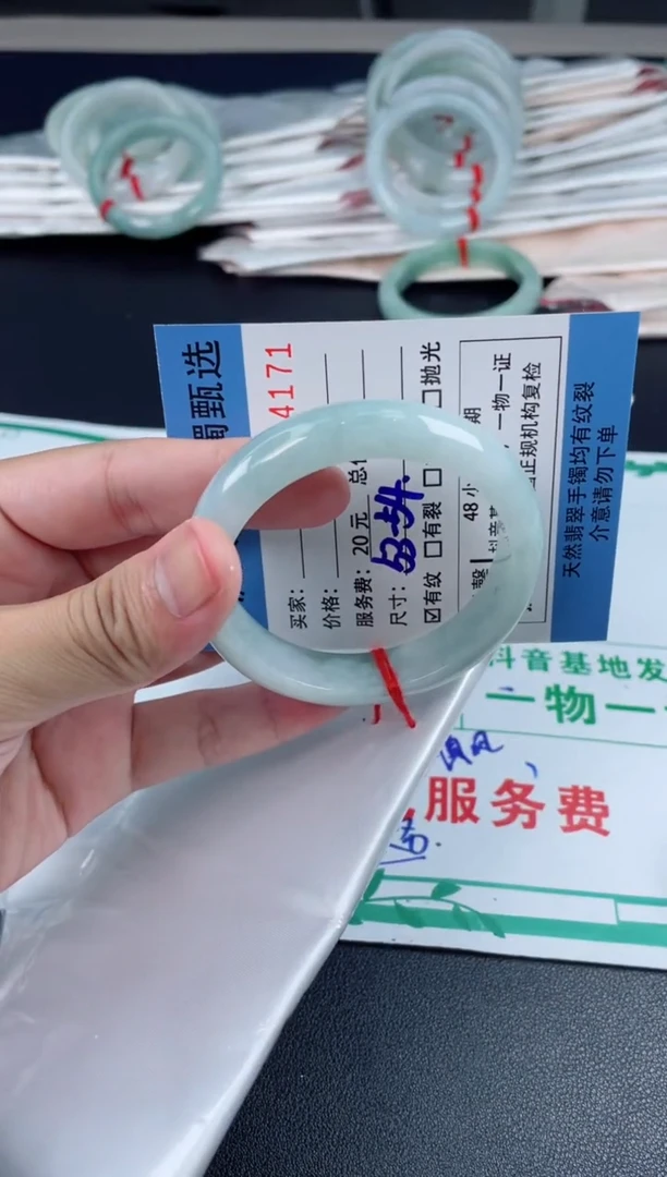 翡翠手镯未镶嵌翡翠手镯