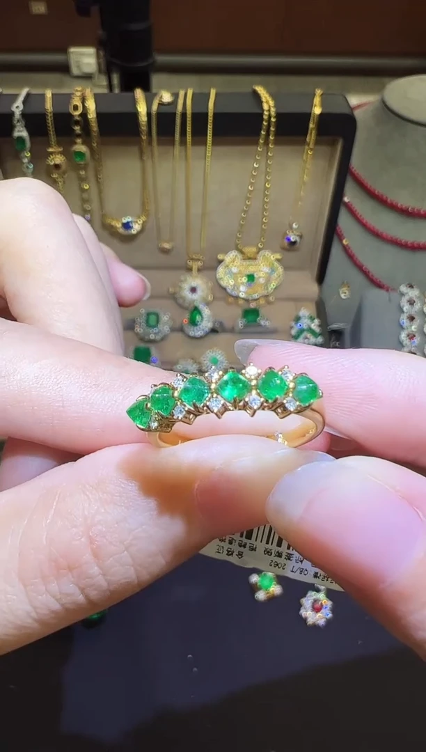 18K金镶嵌戒指祖母绿0.71ct