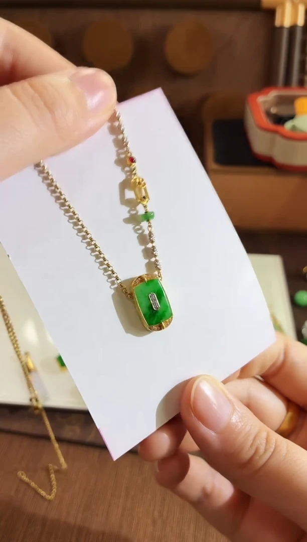 吊坠(不含链)18K金镶嵌翡翠吊坠