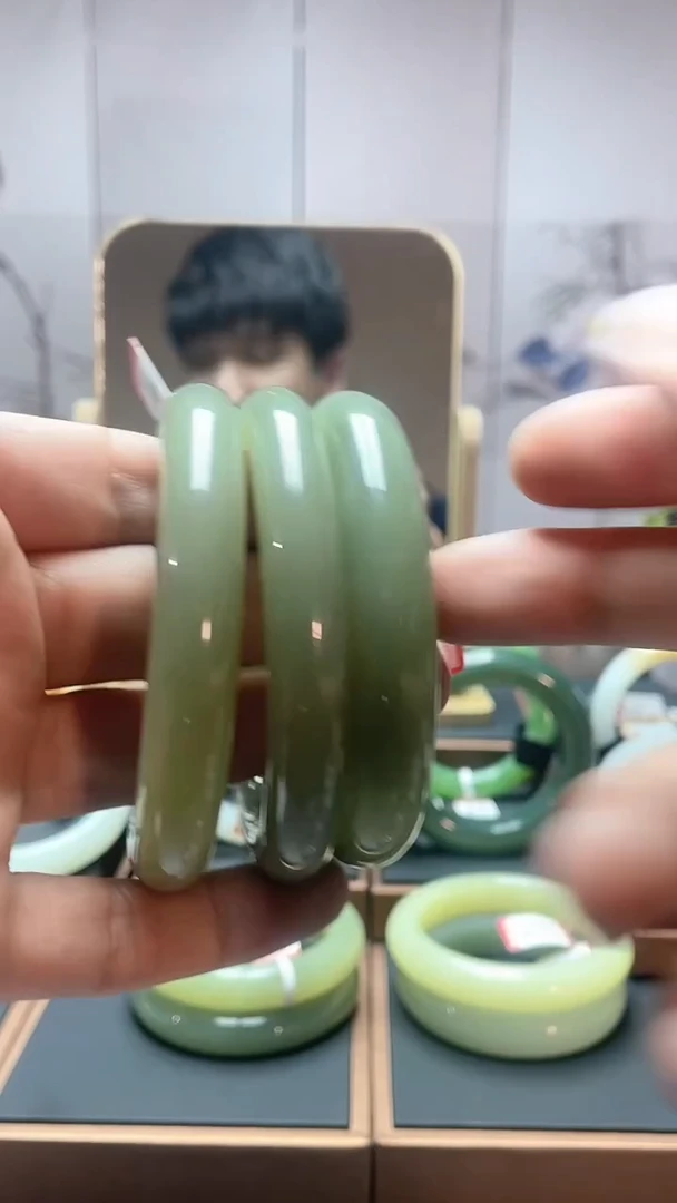 【闪购商品】和田玉手镯未镶嵌湖水绿53-60多样性发一