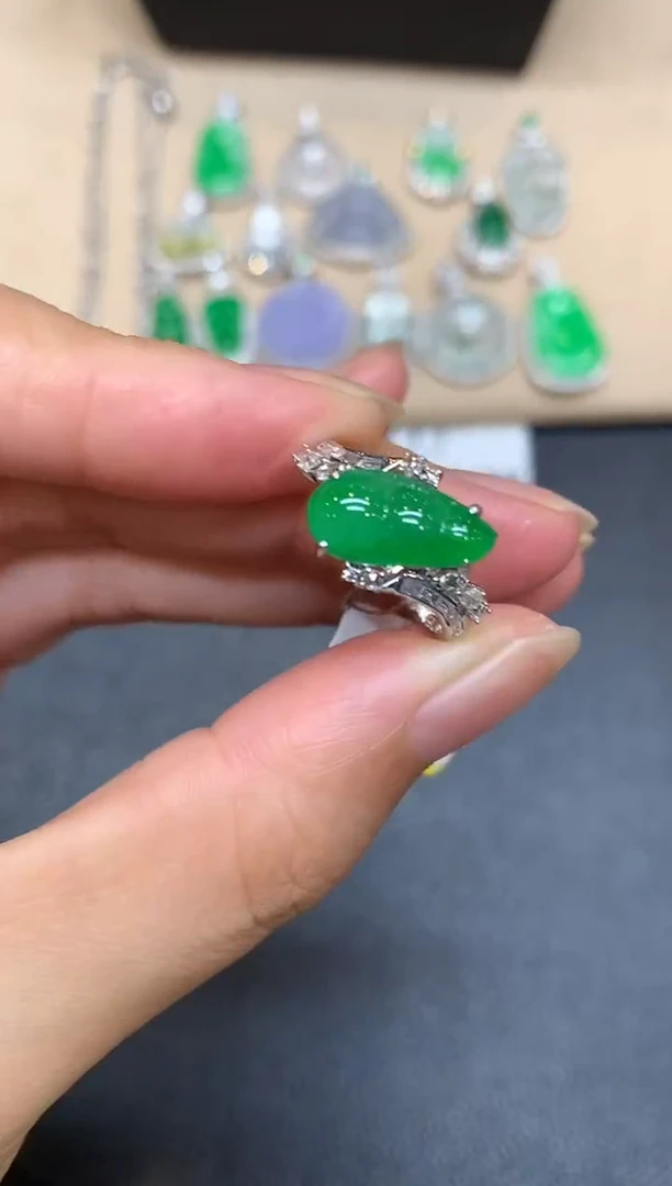 18K金镶嵌戒指翡翠福豆【无服务费