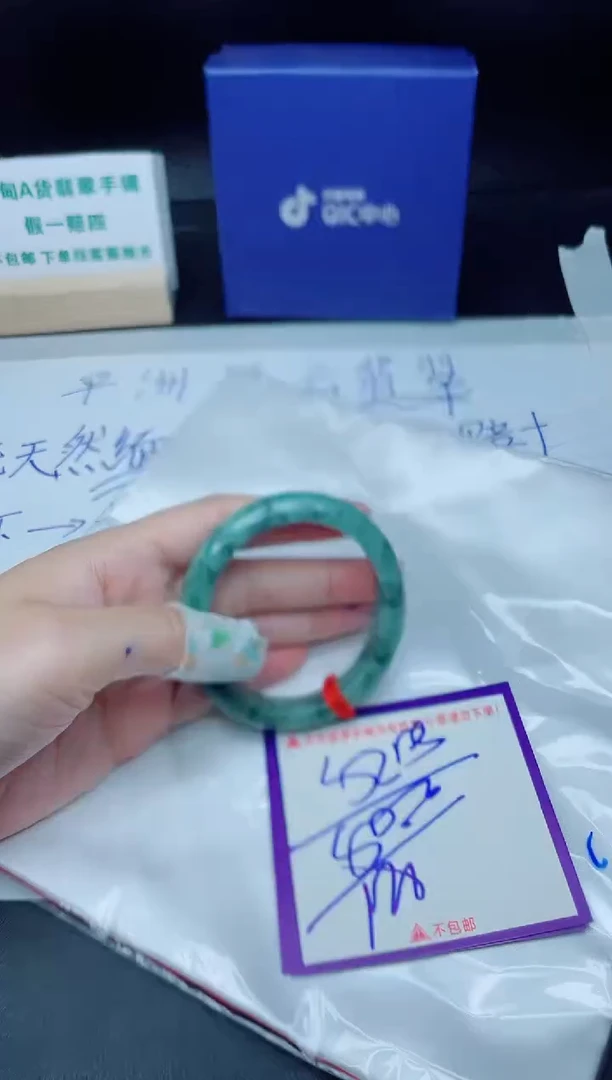 翡翠手镯未镶嵌我