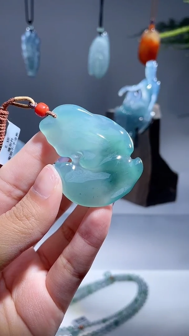 颈饰未镶嵌翡翠随形