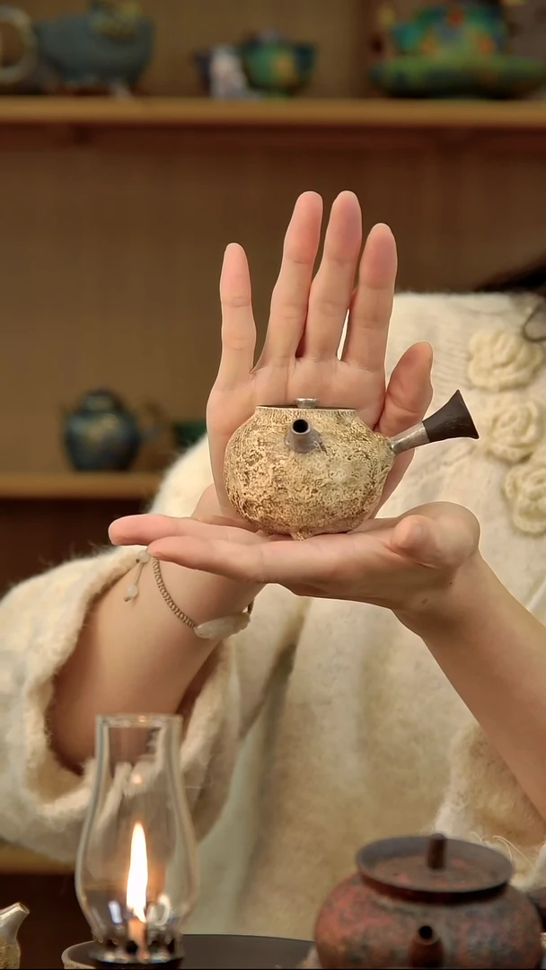 言野手作 粉引仿古锤纹侧把壶