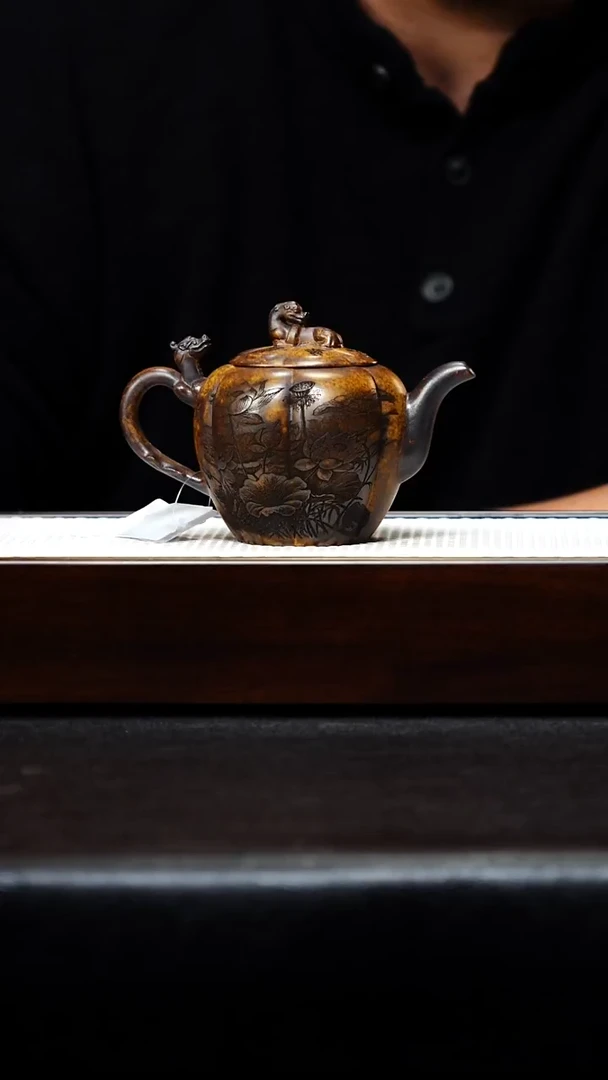 茶壶紫砂宜兴紫砂 筋纹荷韵 260cc 龙骨金砂 李志刚 h028