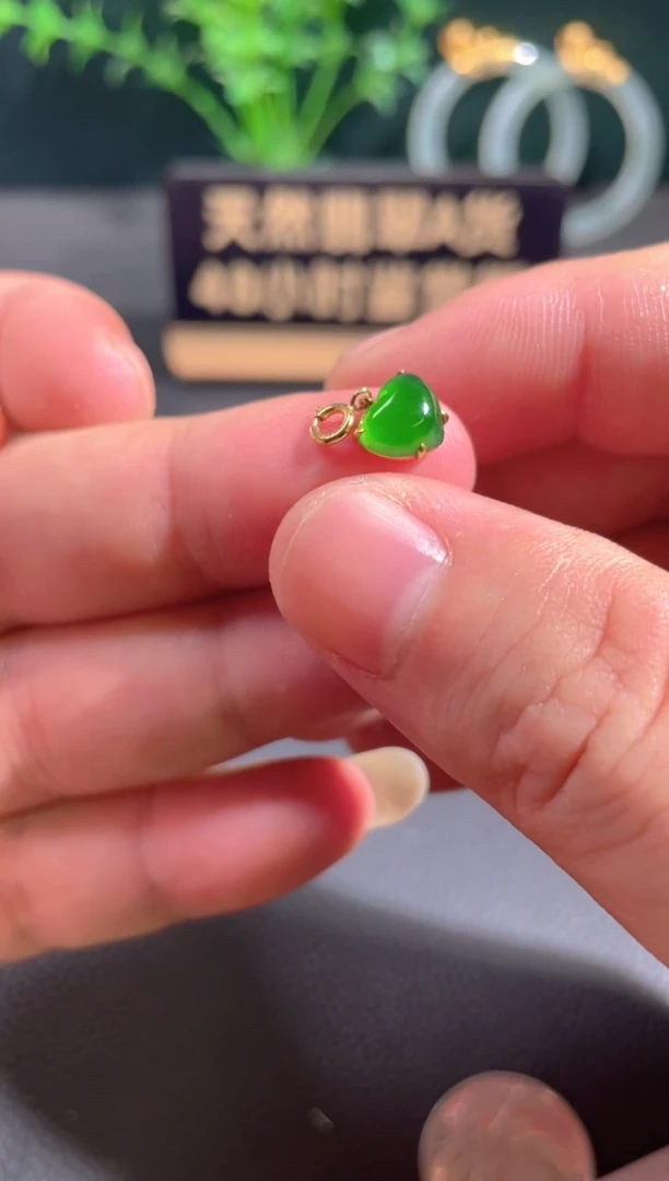 翡翠18K金镶嵌颈饰翡翠