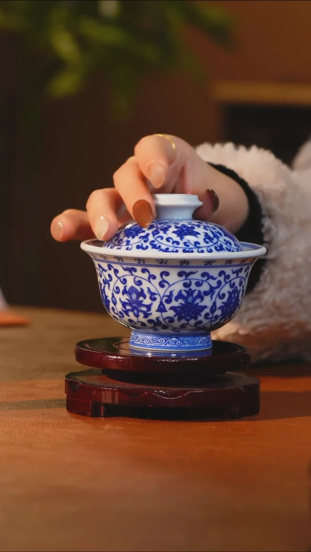 青花缠枝莲双狮元宝盖碗