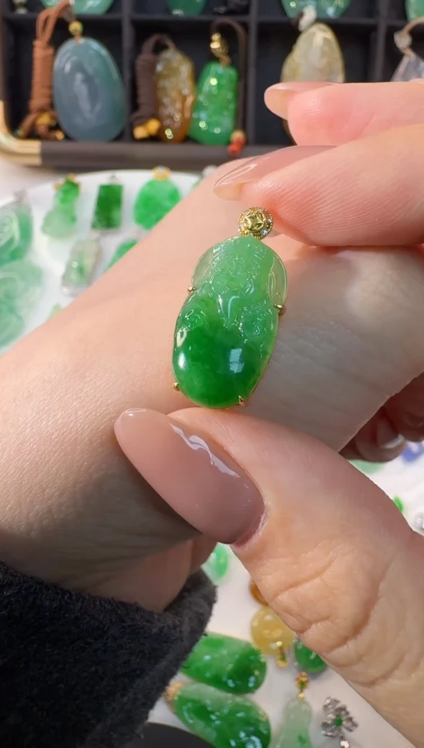 颈饰18K金镶嵌翡翠缅甸A货翡翠