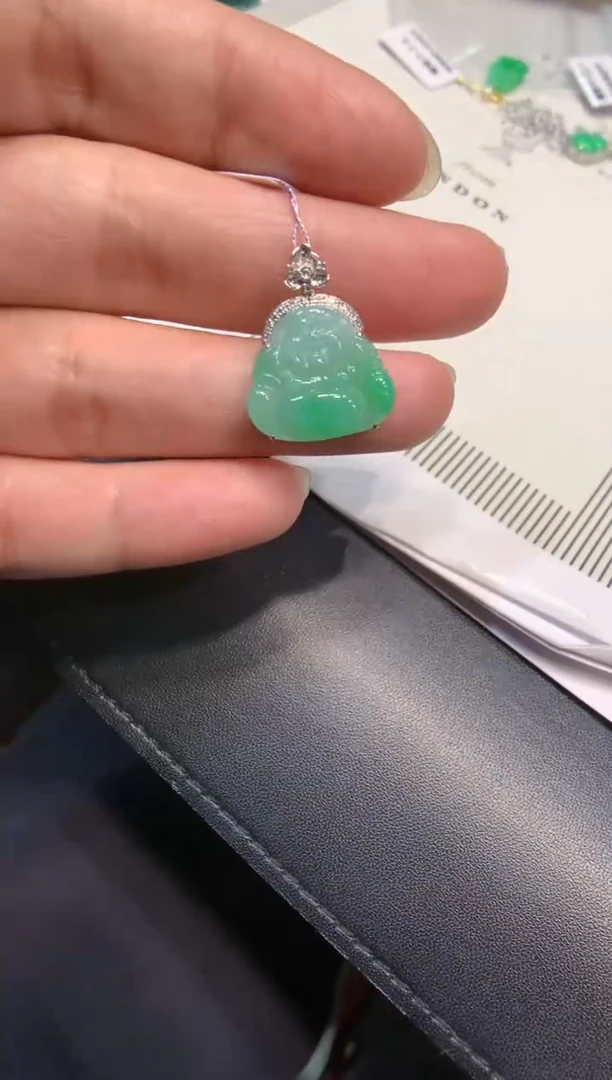 颈饰18K金镶嵌翡翠佛公