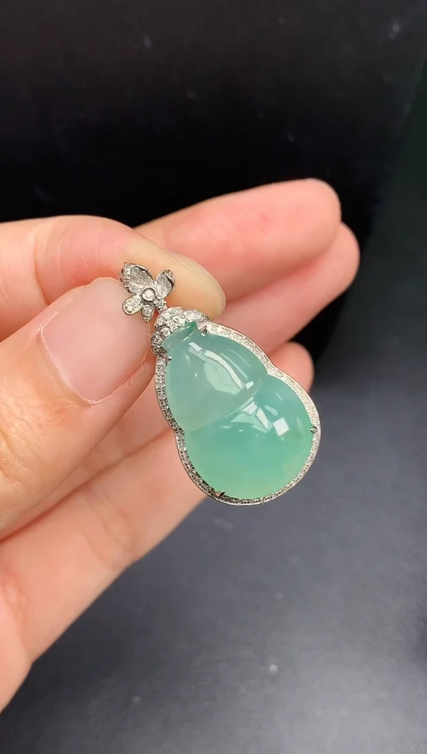 颈饰18K金镶嵌翡翠葫芦