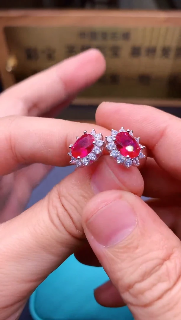 【闪购商品】红宝石耳饰银S925镶嵌........