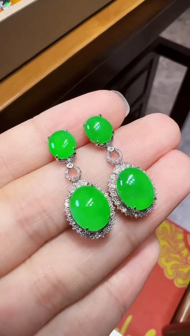 18K金镶嵌翡翠耳饰蛋面