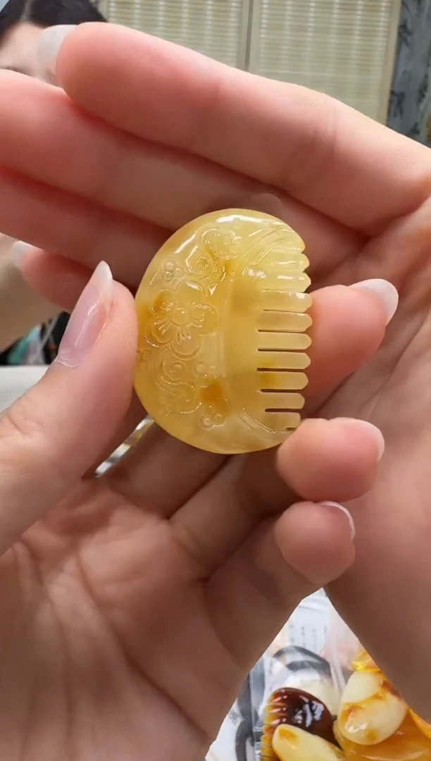 未镶嵌颈饰琥珀如图
