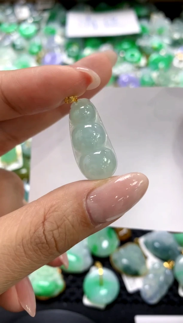 翡翠18K金镶嵌颈饰11111111111111