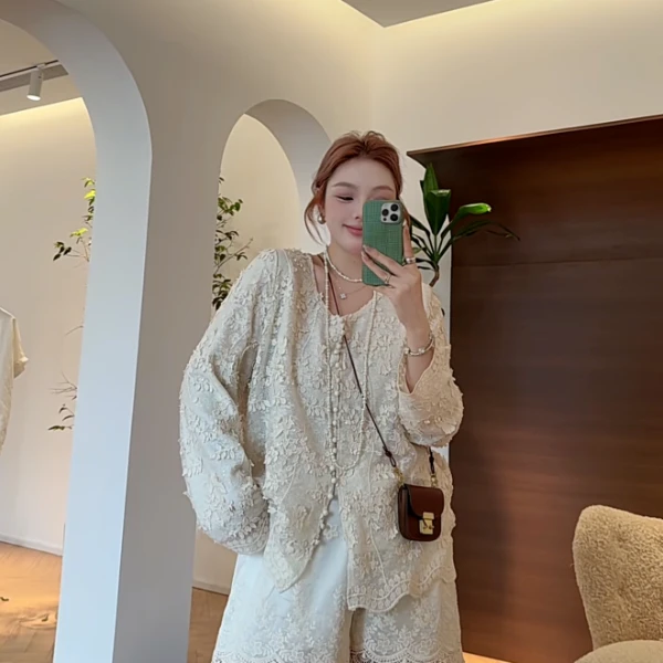 【瘦瘦】烟花雨-大码夏季法式蕾丝边重工亮片立体雪纺上衣S01547