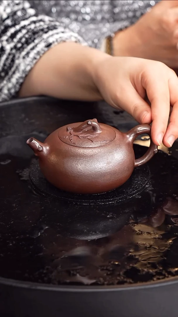 茶壶紫砂张杏娟  寿桃35 大红泥柴烧 200毫升