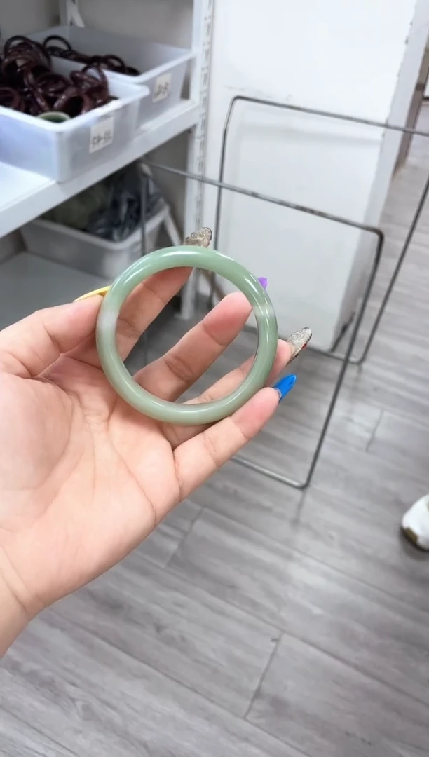 未镶嵌绿色密玉镯子密玉（石英质玉）郭*郭花