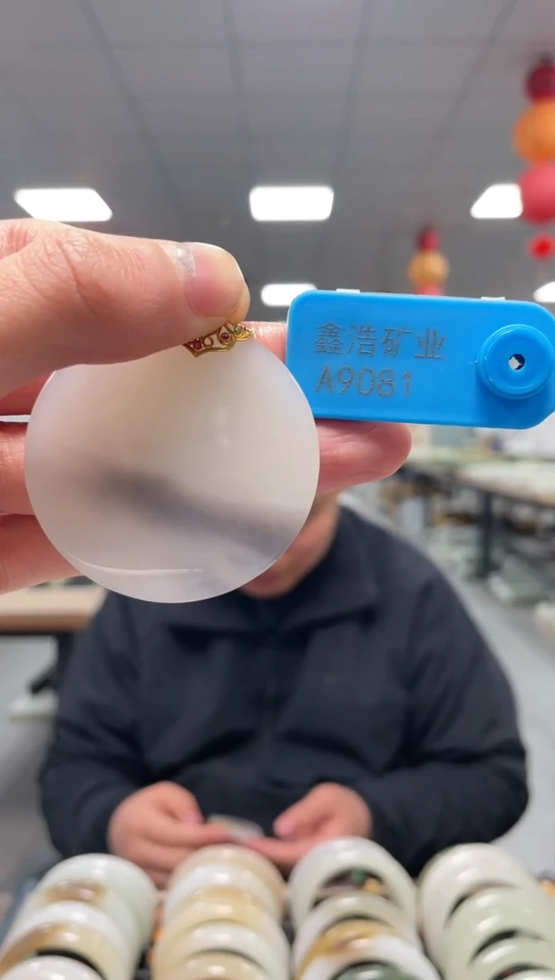 颈饰18K金镶嵌和田玉青花牌挂件一件A9081