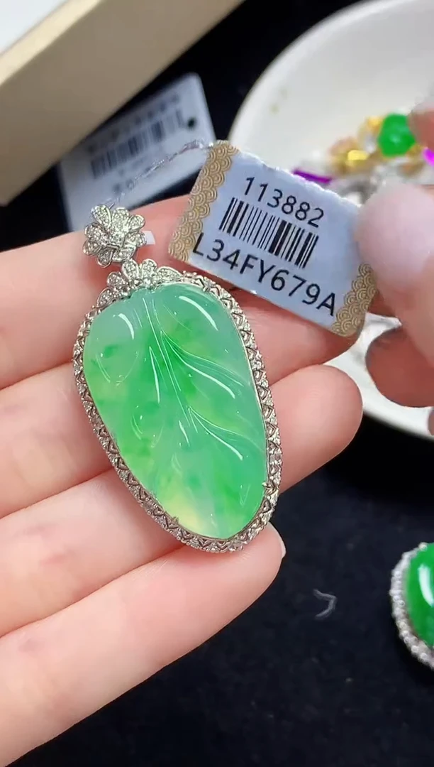 吊坠(不含链)18K金镶嵌翡翠多样性发其一