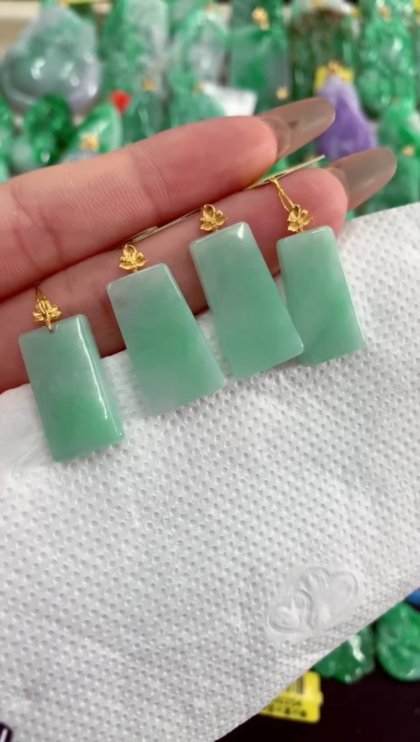 翡翠18K金镶嵌吊坠(不含链)多样性发货发其中一件