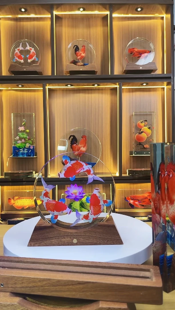 有机玻璃雪*瑕疵品圆形尺寸20*20*4三条鲤鱼图+底座