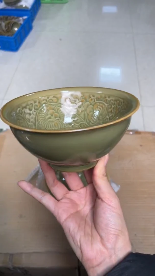 陶瓷橄榄绿菊纹碗（一个）