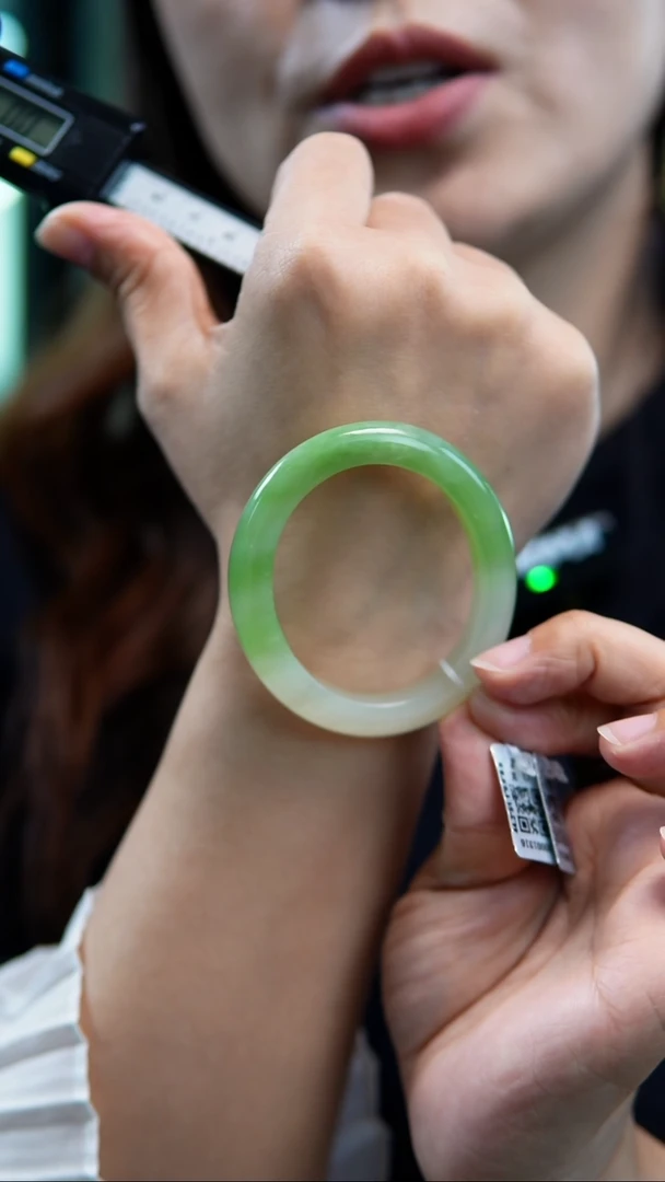 【闪购商品】和田玉手镯未镶嵌51翠青贵妃