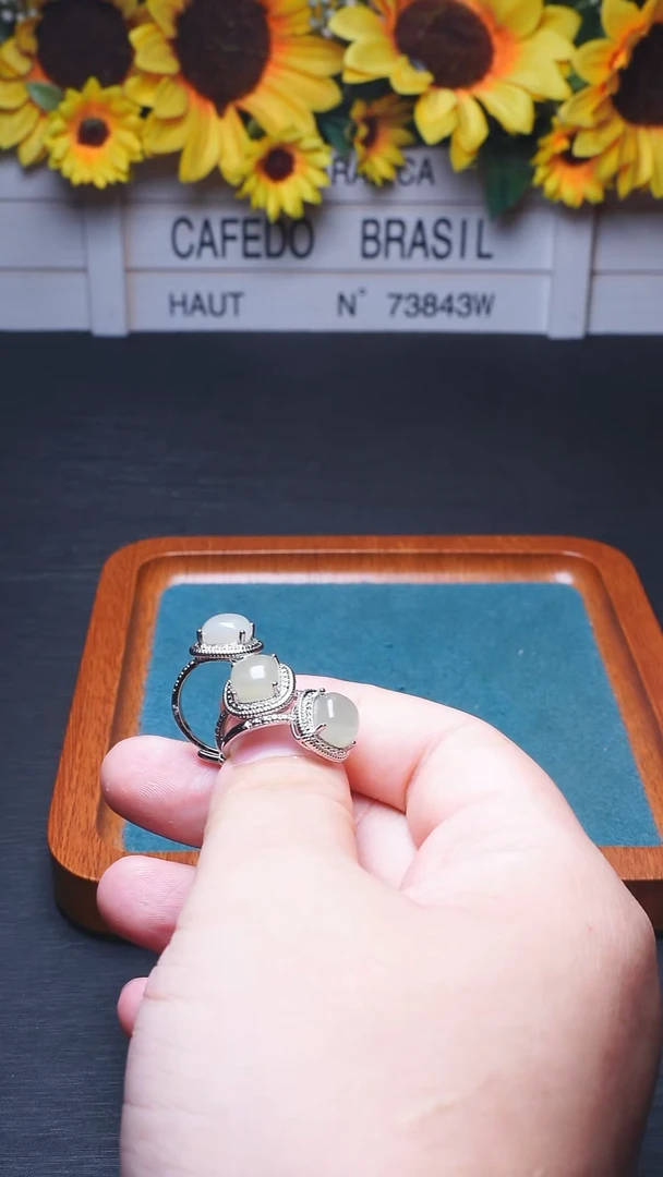 未镶嵌戒指和田玉（糖玉）和田玉戒指