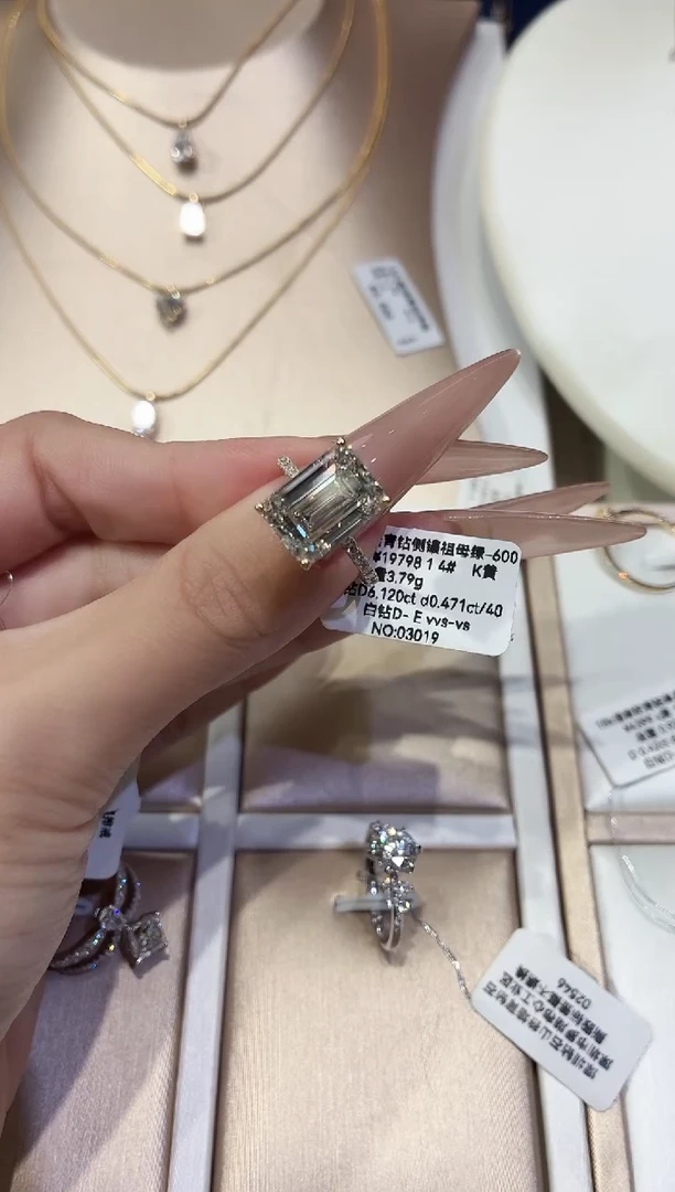 18K金镶嵌实验室培育钻石6.12克拉祖母切带碎钻14圈