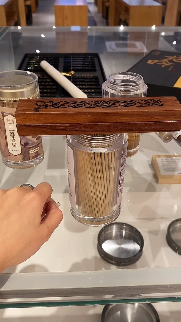 1直播/鹅梨帐中香-无粘方柱香8.8CM-110g亚克力瓶装