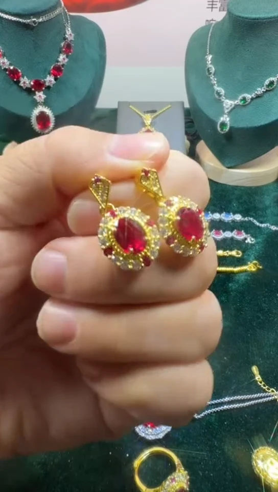 18K金镶嵌耳饰红宝石0